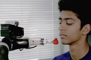 فیلم | رباتی که به معلولان برای غذاخوردن کمک می‌کند