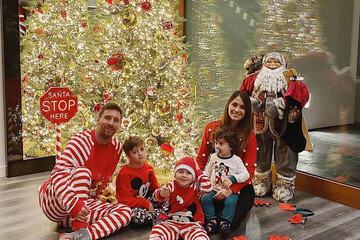 تصاویر | مسی با لباس عجیب و غریبش آماده کریسمس در کنار خانواده!