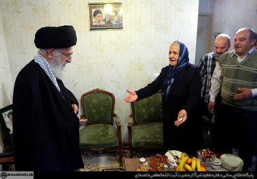 حاج خانم قرار است آقای خامنه‌ای به منزل شما بیایند.../روایت خواندنی از حضور رهبر انقلاب در منزل خانواده شهید آشوری /دو قاب عکس و دیگر هیچ