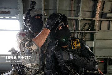 تصاویر | مانور مقابله با دزدان دریایی توسط تکاوران ارتش و سپاه