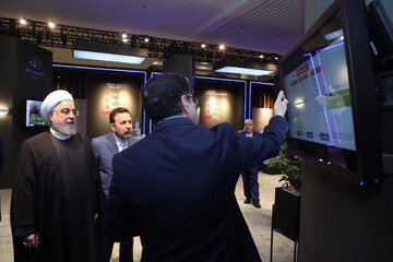بازدید دکتر روحانی از نمایشگاه دستاوردهای صنعت پتروشیمی کشور