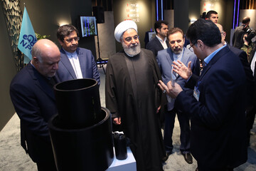بازدید دکتر روحانی از نمایشگاه دستاوردهای صنعت پتروشیمی کشور