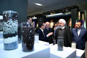 بازدید دکتر روحانی از نمایشگاه دستاوردهای صنعت پتروشیمی کشور