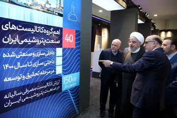 بازدید دکتر روحانی از نمایشگاه دستاوردهای صنعت پتروشیمی کشور