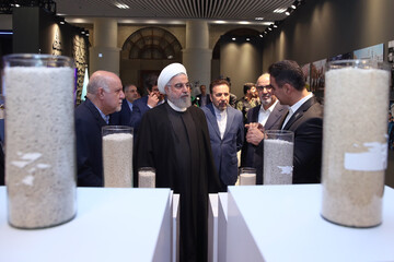 بازدید دکتر روحانی از نمایشگاه دستاوردهای صنعت پتروشیمی کشور