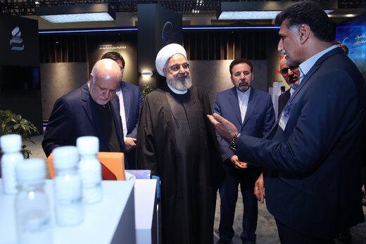 بازدید دکتر روحانی از نمایشگاه دستاوردهای صنعت پتروشیمی کشور