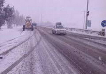 بارش باران و برف در جاده‌های ٧ استان