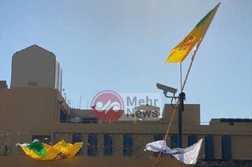 ببینید | پرچم حزب الله عراق، روی دیوار سفارت آمریکا