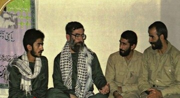 تصویر کمتر دیده شده از سردار قاآنی، فرمانده جدید نیروی قدس سپاه در کنار رهبر انقلاب تصویر کمتر دیده شده از سردار قاآنی، فرمانده جدید نیروی قدس سپاه در کنار رهبر انقلاب