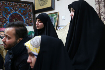 حضور رهبر انقلاب در خانه سردار سلیمانی و در آغوش کشیدن فرزند او