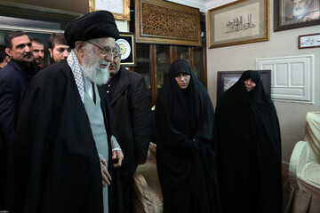 حضور رهبر انقلاب در خانه سردار سلیمانی و در آغوش کشیدن فرزند او