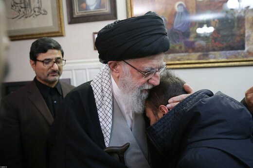 حضور رهبر انقلاب در خانه سردار سلیمانی و در آغوش کشیدن فرزند او