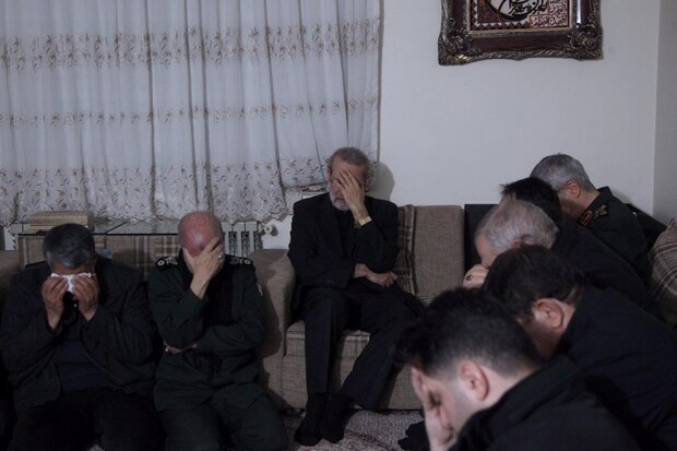 مهر نوشت:رئیس مجلس شورای اسلامی عصر امروز در منزل سردار سپهبد شهید حاج قاسم سلیمانی حضور یافت و شهادت این سردار رشید اسلام را به خانواده و فرزندان وی تسلیت گفت.