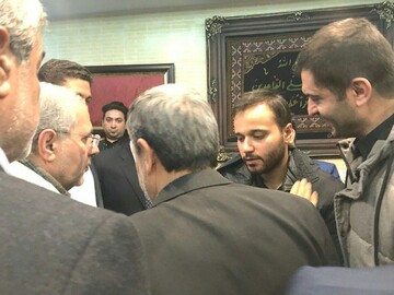 تصاویر | فرزند شهید سلیمانی در آغوش احمدی‌نژاد