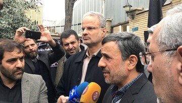 تصاویر | فرزند شهید سلیمانی در آغوش احمدی‌نژاد