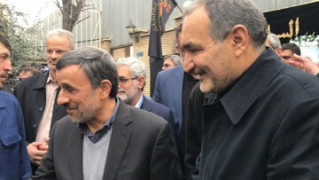 تصاویر | فرزند شهید سلیمانی در آغوش احمدی‌نژاد