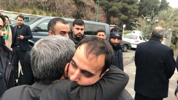 تصاویر | فرزند شهید سلیمانی در آغوش احمدی‌نژاد