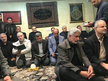 تصاویر | فرزند شهید سلیمانی در آغوش احمدی‌نژاد