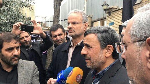 تصاویر | فرزند شهید سلیمانی در آغوش احمدی‌نژاد