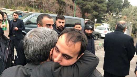 تصاویر | فرزند شهید سلیمانی در آغوش احمدی‌نژاد