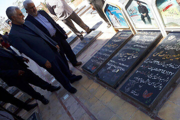 عکس | حضور سردار شهید سلیمانی در کنار آرامگاه ابدی اش 