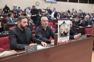 ببینید | عکس سردار شهید قاسم سلیمانی و ابومهدی مهندس در پارلمان عراق