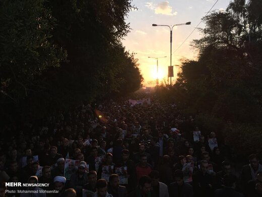 اهوازیها در انتظار تشییع پیکر مطهر سردار سلیمانی /وای علمدار علی، به زمین افتاده.../پرچم طوایف عرب بالا رفت +عکس اهوازیها در انتظار تشییع پیکر مطهر سردار سلیمانی /وای علمدار علی، به زمین افتاده.../پرچم طوایف عرب بالا رفت +عکس