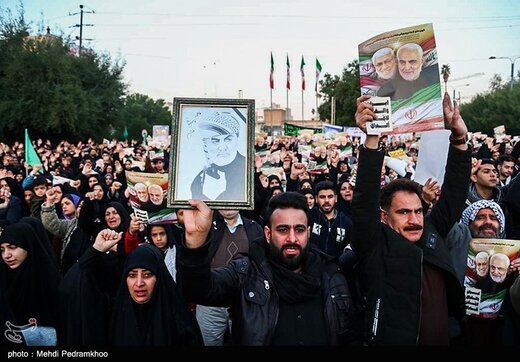 ما را برای انتقام خون سلیمانی به عراق اعزام کنید / خودروی حامل پیکر شهید سلیمانی به سختی در حال حرکت است / حواشی مراسم تشییع حاج قاسم