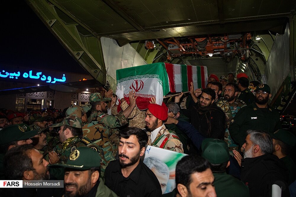پیکر سردار شهید سلیمانی و همرزمانش به وطن رسید /پیکر شهید ابومهدی المهندس چرا به ایران منتقل شد؟ +عکس