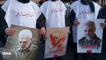 مراسم تشییع حاج قاسم، خبرنگاران خارجی را شوکه کرد/بدرقه شهدا با شعار «حیدر حیدر»/برادر رئیس دولت اصلاحات هم آمد/دانشجویان لباس رزم پوشیدند