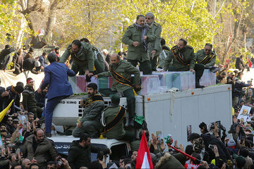 واکنش متفاوت لاریجانی به مراسم باشکوه تشییع پیکر سردار شهید سلیمانی