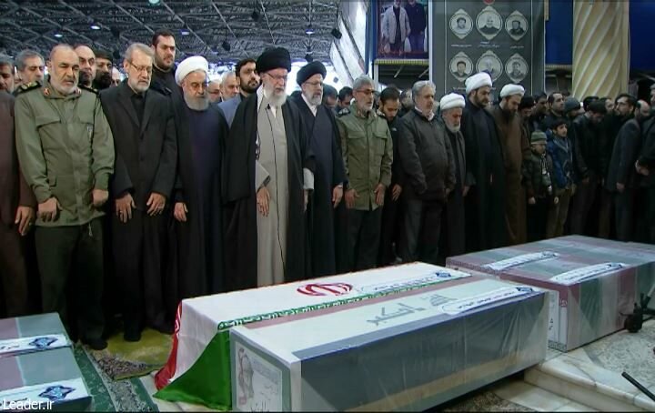 اقامه نماز رهبر انقلاب بر پیکر سردار سلیمانی /اشک های رهبری جاری شد