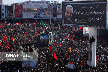 خون تو حریف می طلبد سردار /چفیه‌ای که با پیکر حاج قاسم تبرک شد/توقف کاروان پیکر مطهر سردار سلیمانی در سیل جمعیت مراسم تشییع