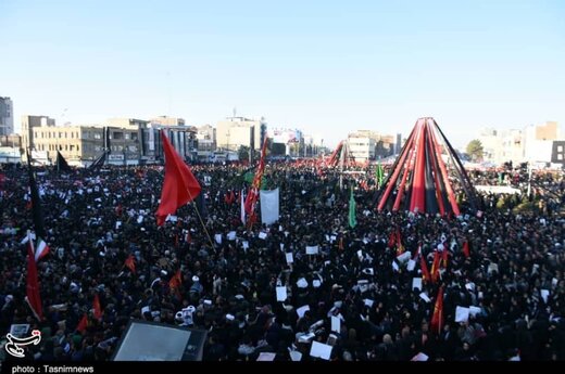 گریه‌های بی امان تشییع کنندگان سردار سلیمانی در کرمان / تکرار چندین باره فریادهای «انتقام می‌گیریم» در میانه سخنرانی فرمانده کل سپاه + عکس