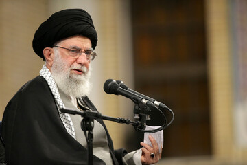 قائد الثورة الاسلامية : التواجد الامريكي المفسد في المنطقة يجب ان ينتهي