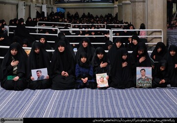 تصویری از دختر سردار شهید سلیمانی در محضر رهبر انقلاب