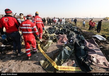 مراجعه خانواده ۷۰ نفر قربانی سقوط هواپیمای اوکراینی به پزشکی قانونی