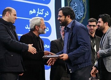 از اهدای جایزه به همراه همیشگی سردار سلیمانی تا دعوت از مایکل مور