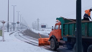 تلاش راهداران آذربایجان‌غربی برای بازگشایی معابر