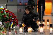 ببینید | شمع‌هایی که در فرودگاه اوکراین به یاد قربانیان پرواز ۷۵۲ روشن شد