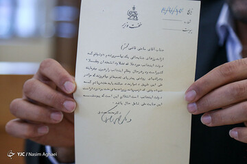 اهداء اسناد خاندان سامنی در مرکز اسناد کتابخانه مجلس