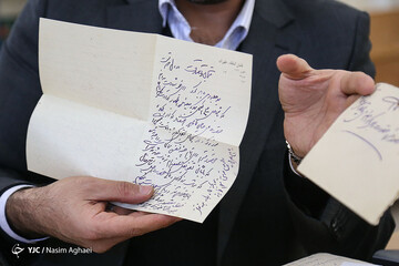 اهداء اسناد خاندان سامنی در مرکز اسناد کتابخانه مجلس