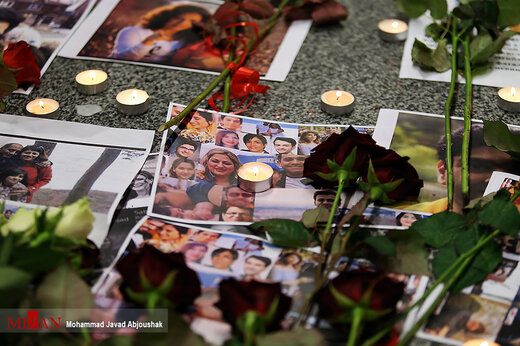 شمع هایی که در فرودگاه اوکراین به یاد قربانیان پرواز ۷۵۲ روشن شد