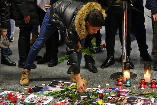 شمع هایی که در فرودگاه اوکراین به یاد قربانیان پرواز ۷۵۲ روشن شد