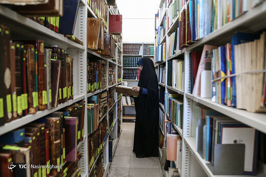 اهداء اسناد خاندان سامنی در مرکز اسناد کتابخانه مجلس