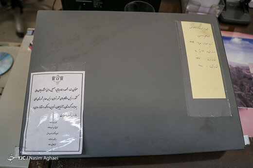 اهداء اسناد خاندان سامنی در مرکز اسناد کتابخانه مجلس
