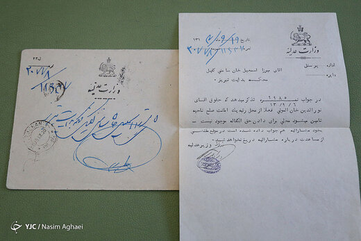 اهداء اسناد خاندان سامنی در مرکز اسناد کتابخانه مجلس
