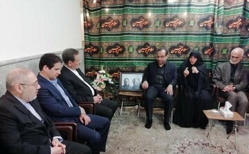 حضور جهانگیری در منزل دو تن از جان باختگان حادثه سقوط هواپیمای اوکراینی/ از عمق جان به همه بازماندگان تسلیت می‌گویم