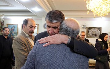 دیدار وزیر راه با خانواده یکی از جان باختگان سانحه بویینگ