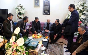 دیدار وزیر راه با خانواده یکی از جان باختگان سانحه بویینگ